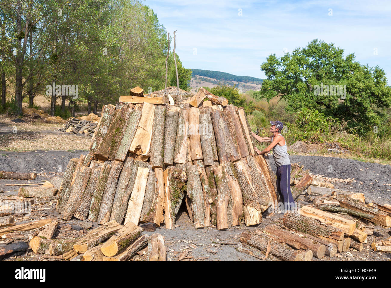 Rumänische Landleben: lokale Köhler Arbeiten zur Vorbereitung, dass Protokolle brennen, Deutsch-Weißkirch, Brasov Region, Siebenbürgen, Rumänien, Osteuropa Stockfoto