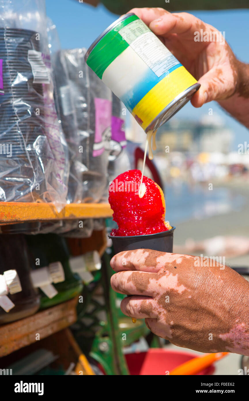 Obst und Eis Verkäufer in Aktion bei Bocagrande Beach, Cartagena, Kolumbien. Stockfoto