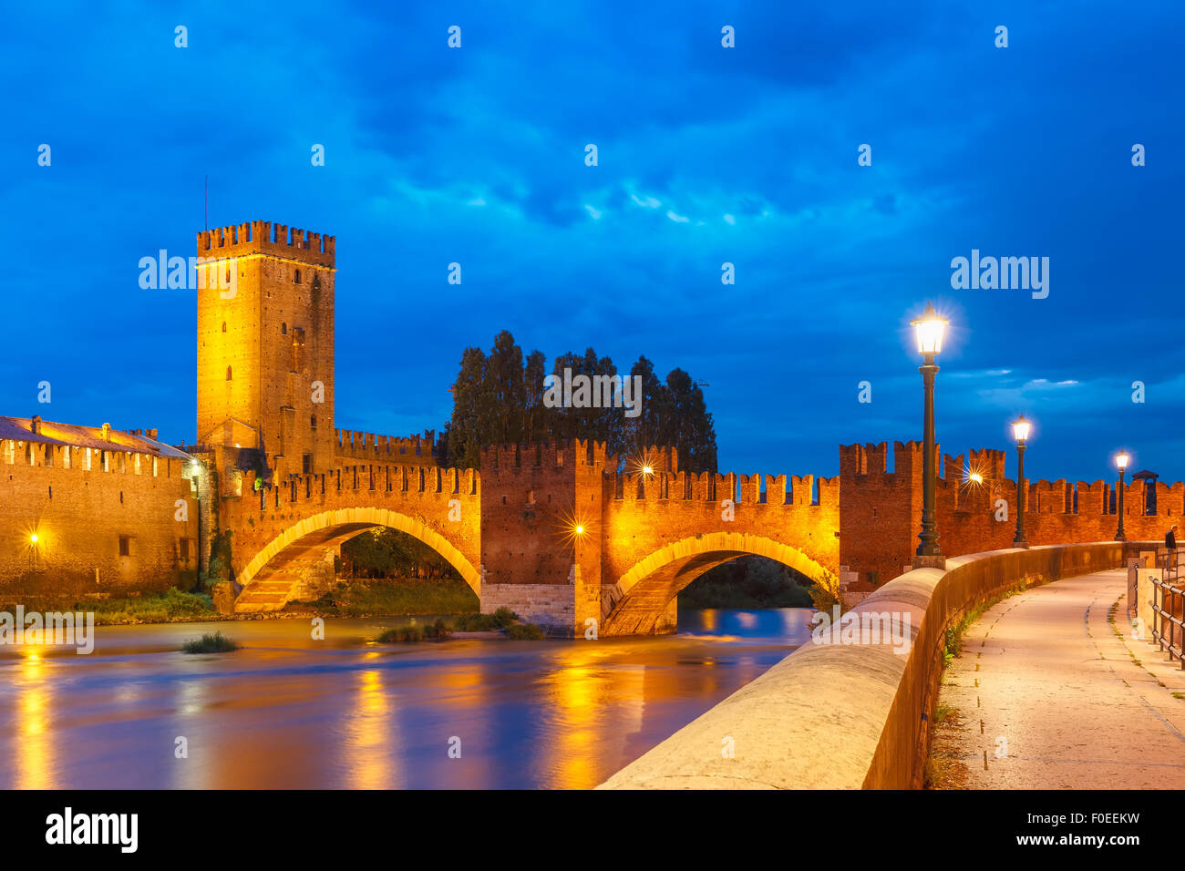 Nachtansicht des Castelvecchio in Verona, Italien. Stockfoto