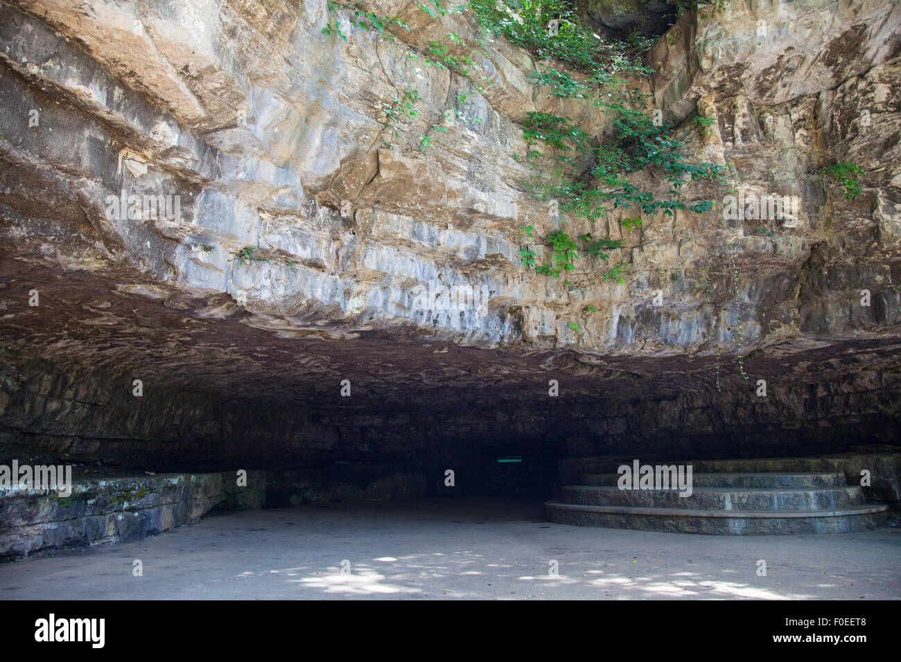 Eingang zur Höhle bei Dunbar Cave State Park Stockfoto