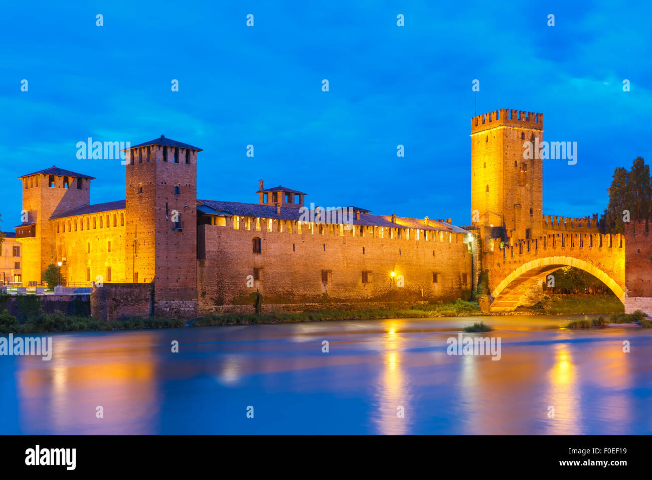 Nachtansicht des Castelvecchio in Verona, Italien. Stockfoto