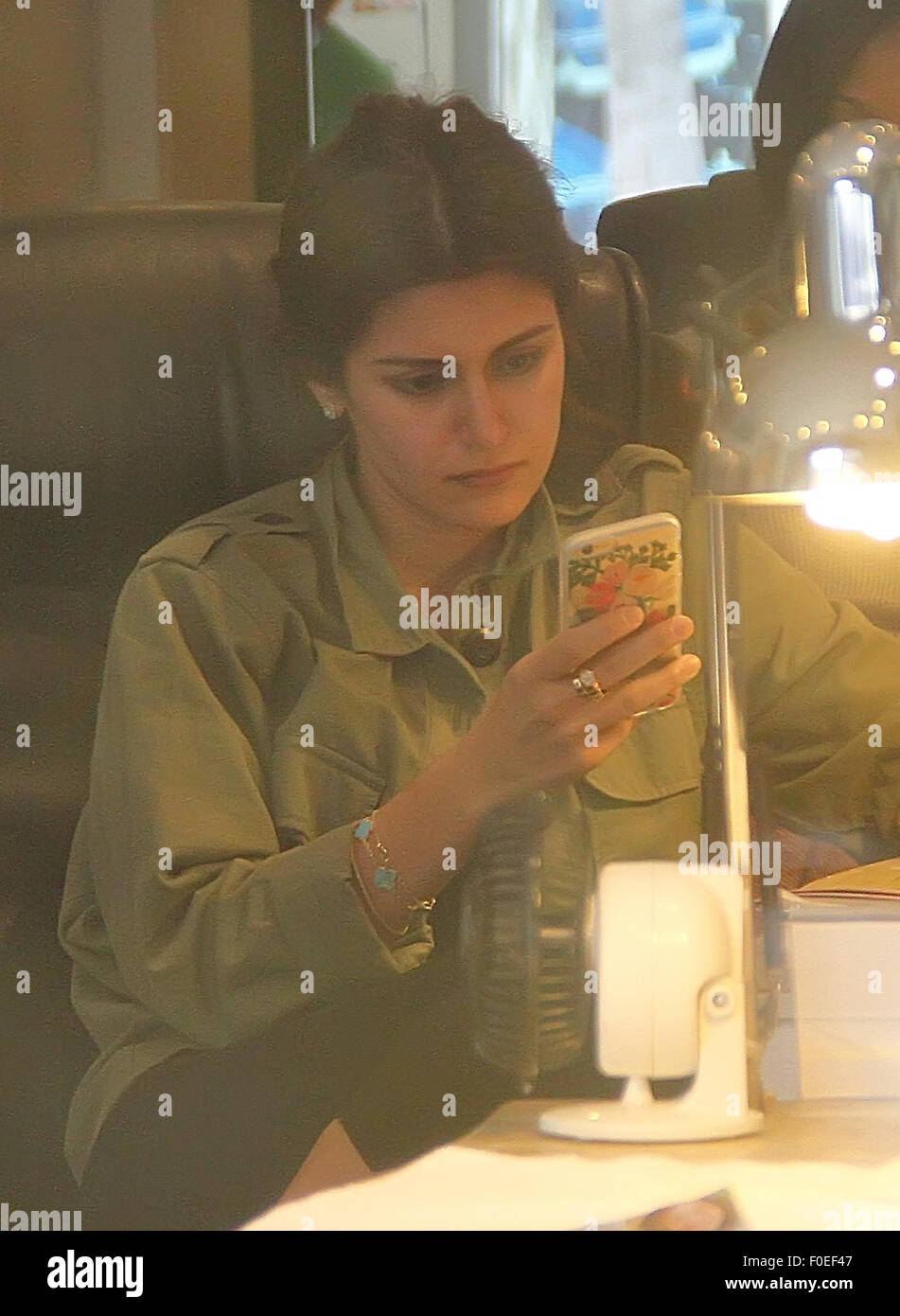 "Rich Kids Of Beverly Hills" Sterne Roxy Sowlaty bekommt ihre Nägel gemacht mit Beverly Hills: Roxy Sowlaty wo: Los Angeles, California, Vereinigte Staaten von Amerika bei: 12. Juni 2015 Stockfoto