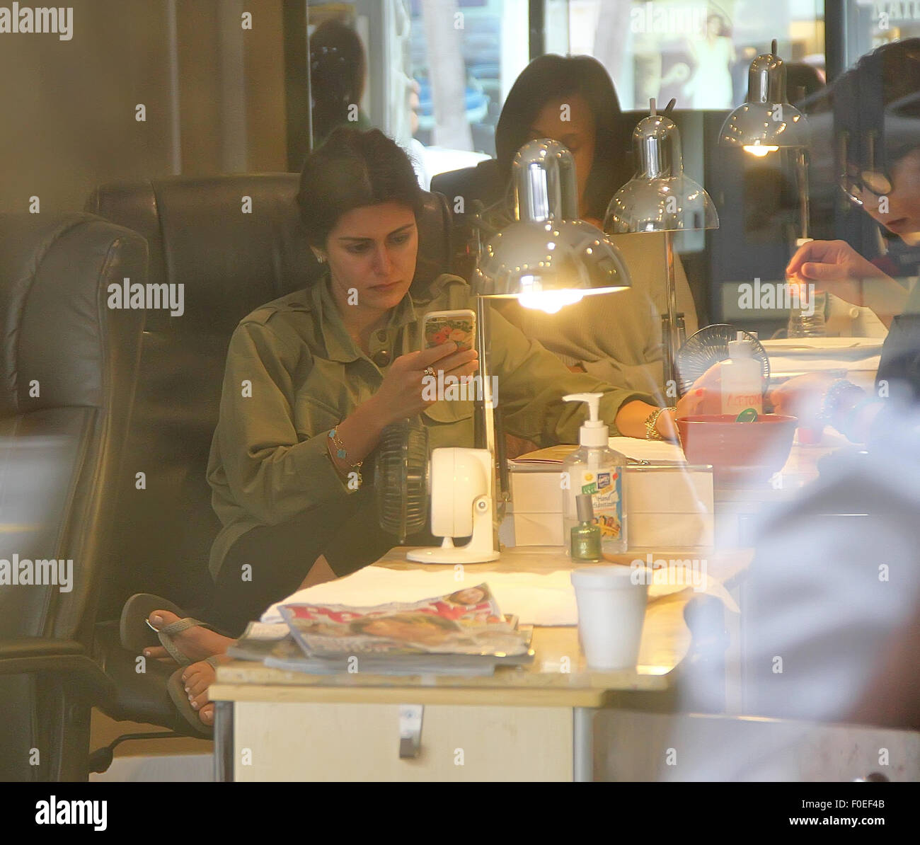 "Rich Kids Of Beverly Hills" Sterne Roxy Sowlaty bekommt ihre Nägel gemacht mit Beverly Hills: Roxy Sowlaty wo: Los Angeles, California, Vereinigte Staaten von Amerika bei: 12. Juni 2015 Stockfoto