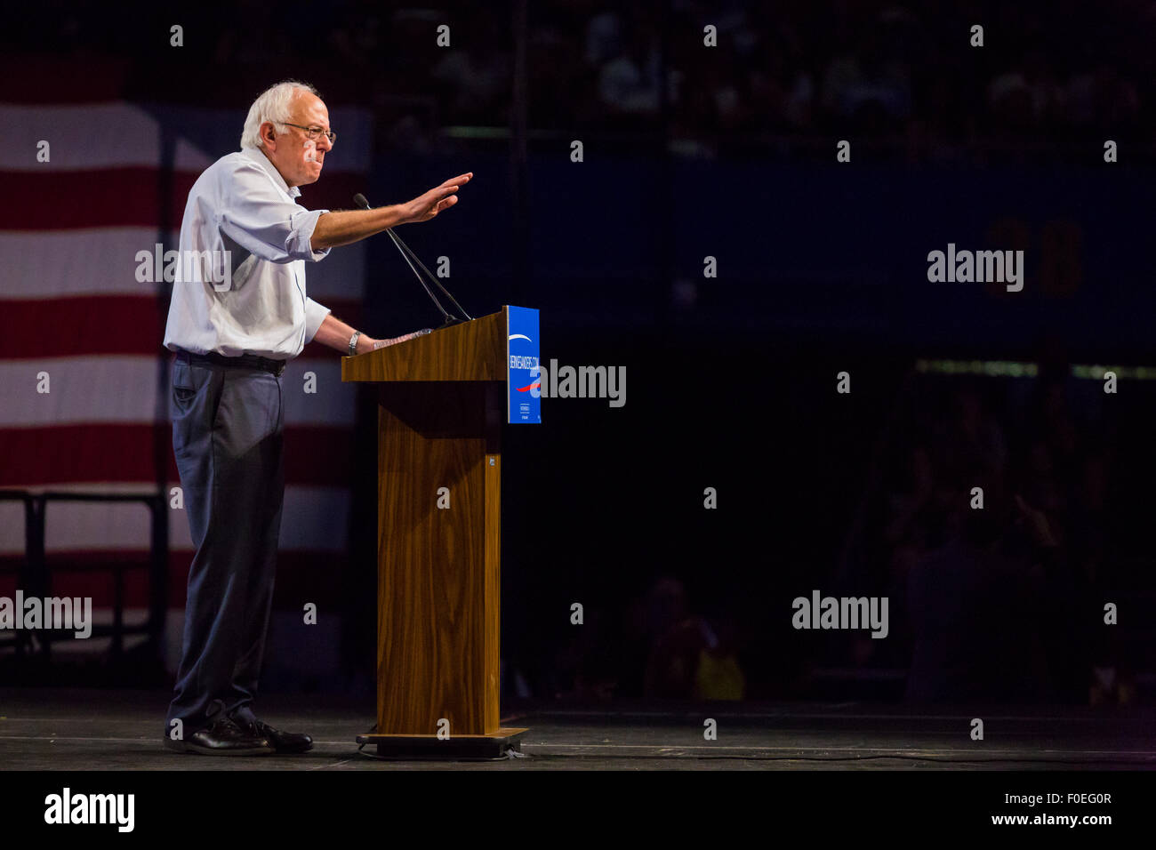 US-Präsidentschaftskandidat Bernie Sanders spricht auf einer Kundgebung in Los Angeles Memorial Sports Arena am 10. August 2015. Stockfoto