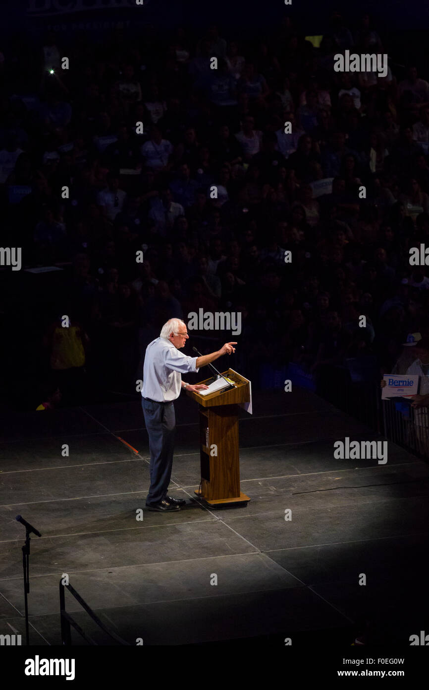 US-Präsidentschaftskandidat Bernie Sanders spricht auf einer Kundgebung in Los Angeles Memorial Sports Arena am 10. August 2015. Stockfoto