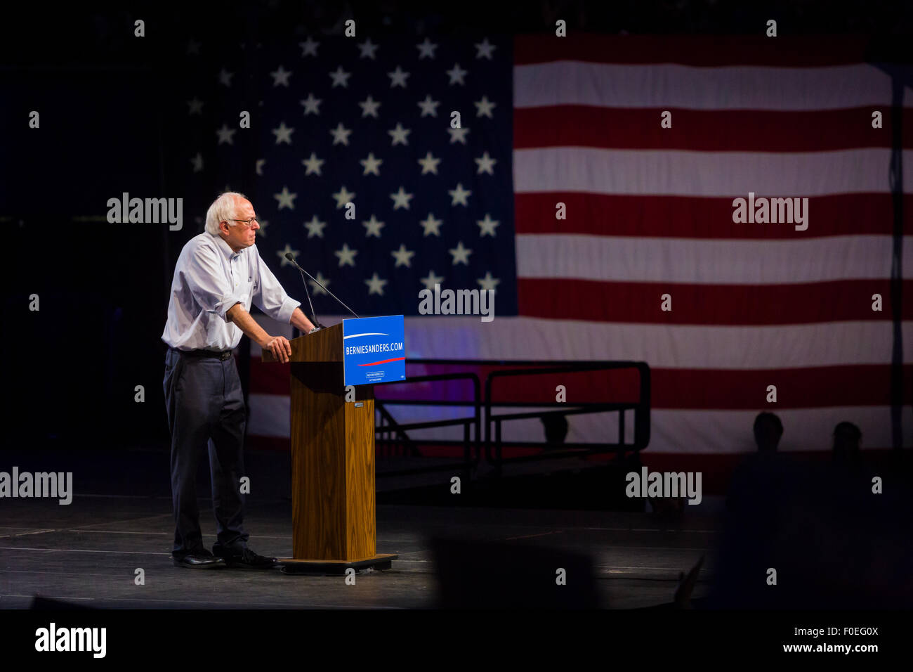 US-Präsidentschaftskandidat Bernie Sanders spricht auf einer Kundgebung in Los Angeles Memorial Sports Arena am 10. August 2015. Stockfoto