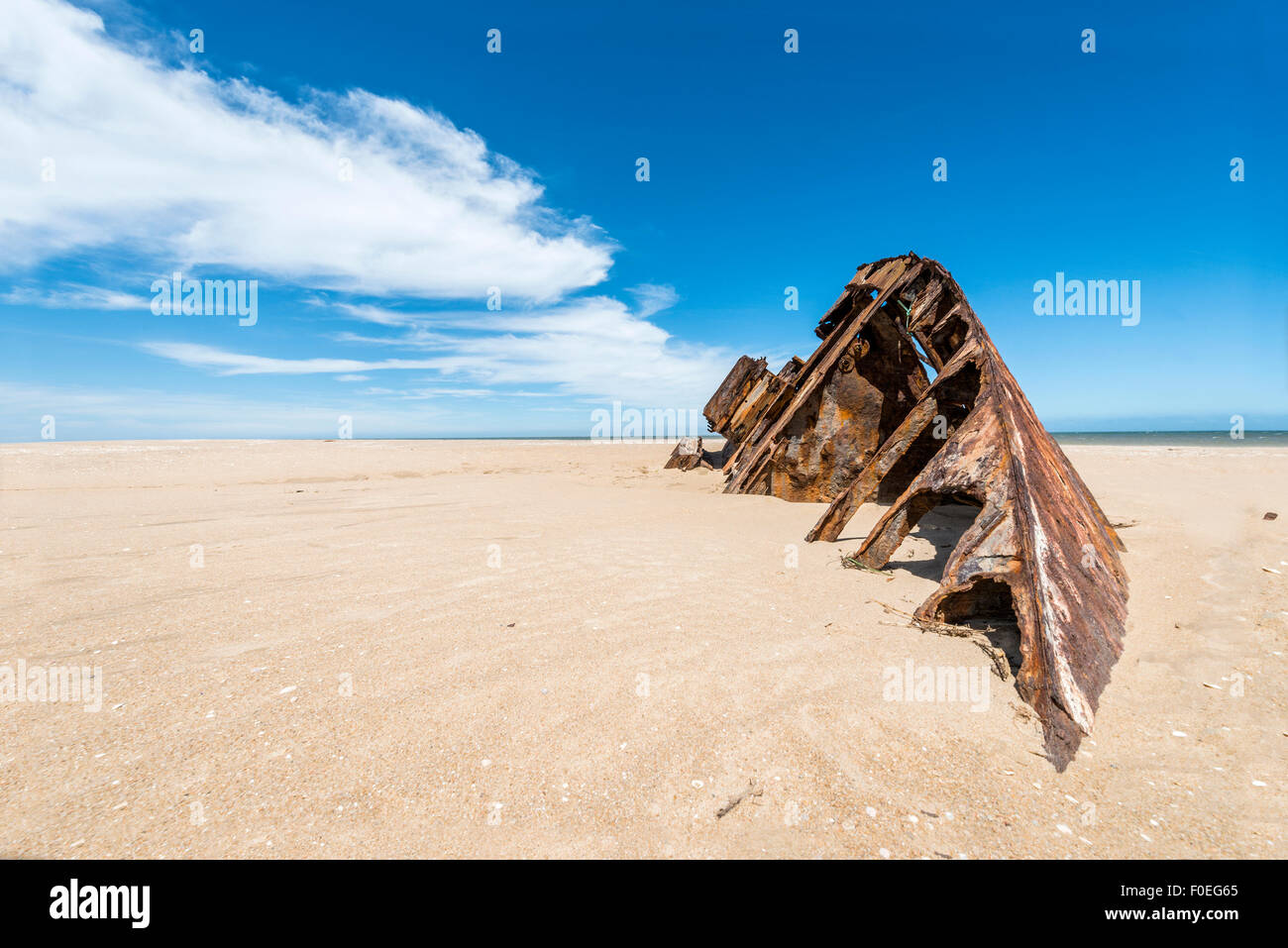 Berühmten Strand El Barco mit rostigen Kahn in La Pedrera, Uruguay Stockfoto