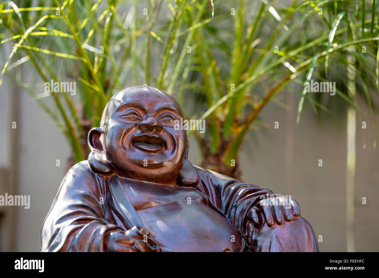 Happy Buddha dekorieren eine Terrasse Landschaft Stockfoto