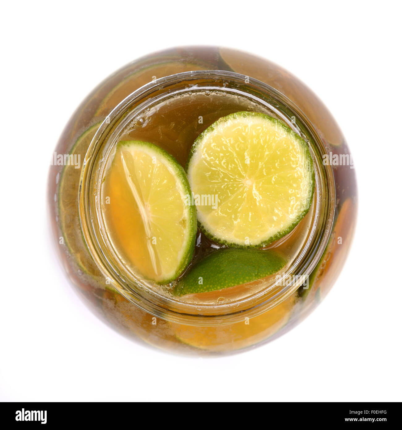 Draufsicht der Gurke Saft, Honig und Zitronensaft in einer Flasche auf weißem Hintergrund. Stockfoto