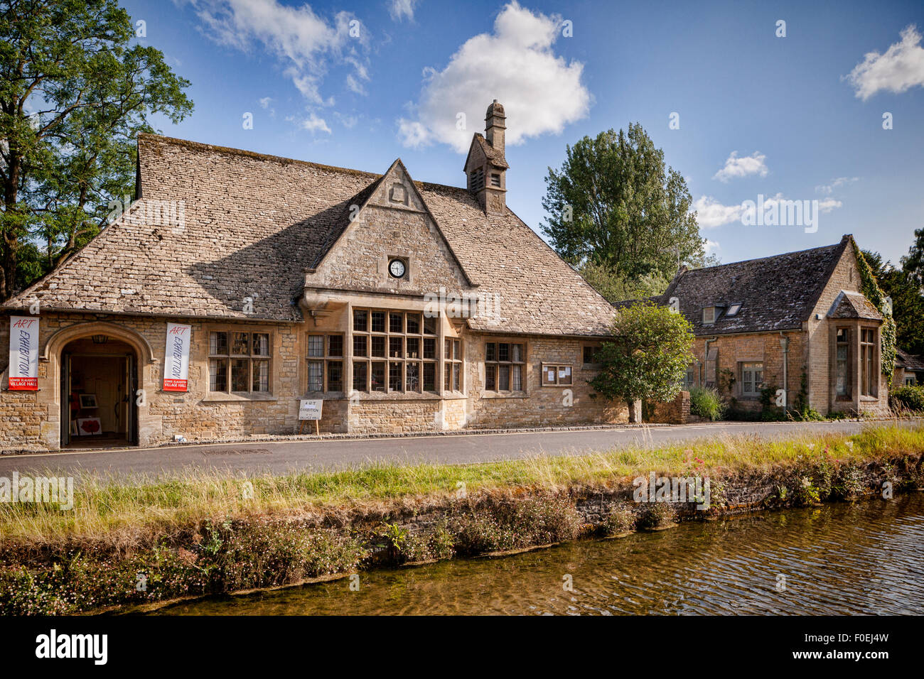 Dorfhalle in Lower Slaughter, Gloucestershire. Stockfoto