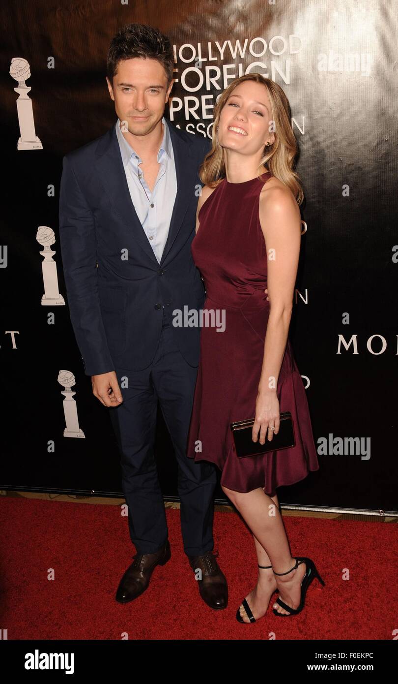 Beverly Hills, CA. 13. August 2015. Topher Grace, Ashley Hinshaw im Ankunftsbereich für Hollywood Foreign Press Association Zuschüsse Bankett, The Beverly Wilshire Hotel, Beverly Hills, CA 13. August 2015. Bildnachweis: Dee Cercone/Everett Collection/Alamy Live-Nachrichten Stockfoto