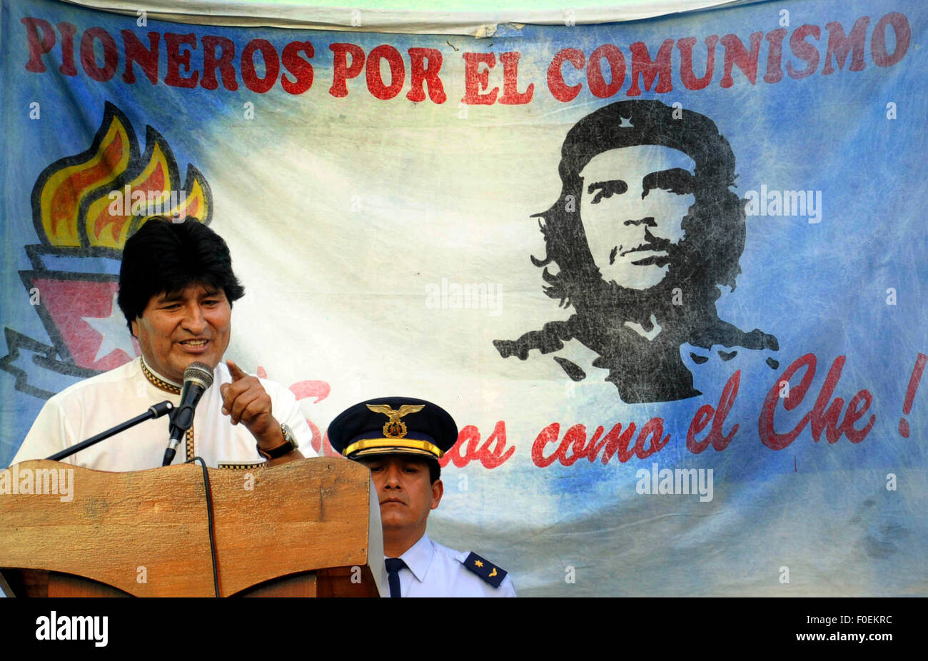 Havanna, Kuba. 13. August 2015. Boliviens Präsident Evo Morales hält eine Rede während seines Besuches in Estado Plurinacional de Bolivia-Schule in der Gemeinde von zentralen Havanna, am 13. August 2015. Laut Lokalpresse Boliviens Präsident Evo Morales geliefert am Donnerstag Schulmaterial für Studenten und spendete Laptops Estado Plurinacional de Bolivia Schule bei seinem Besuch in Havanna. Evo Morales kamen am Mittwoch Abend zum 89. Geburtstag der kubanische Revolutionsführer Fidel Castro in Kuba. Bildnachweis: Str/Xinhua/Alamy Live-Nachrichten Stockfoto