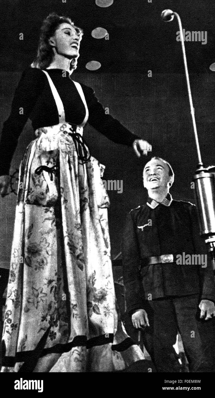 Andersen, Lale, 23.3.1905 - 29.8.1972, deutsche Singer-Schauspielerin, halbe Länge, auf einer Truppenunterhaltungsveranstaltung der Wehrmacht, ca. 1942, Stockfoto