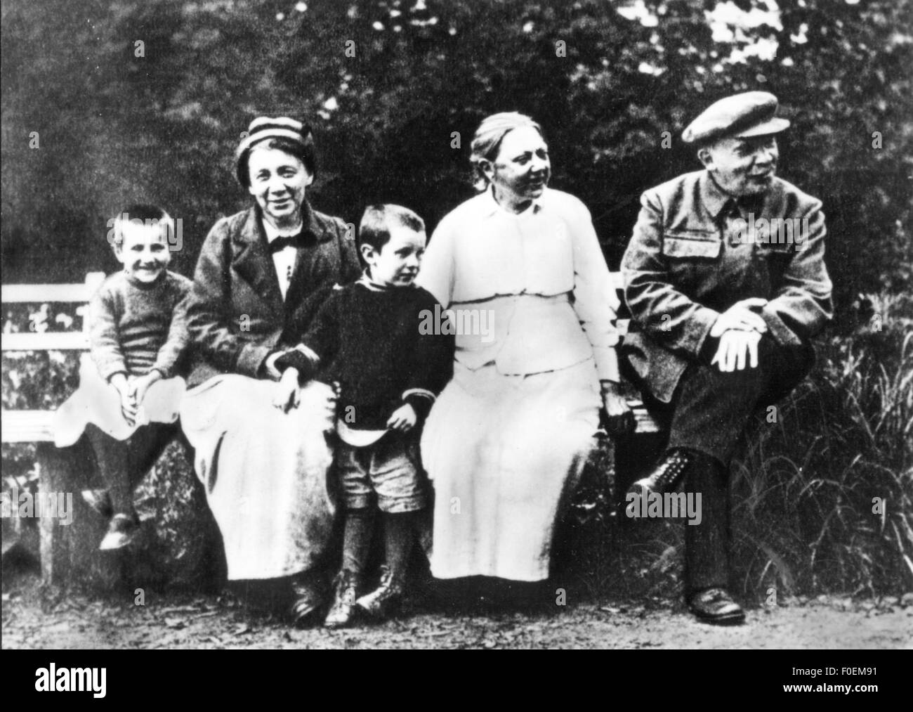 Lenin (Wladimir Iljich Uljanow), 22.4.1870 - 21.1.1924, russischer Politiker in voller Länge, mit Frau Nadeschda Krupskaja, Schwester Anne Yelizarova-Ulyanova, Nischni Nowgorod, August/September 1922, Stockfoto