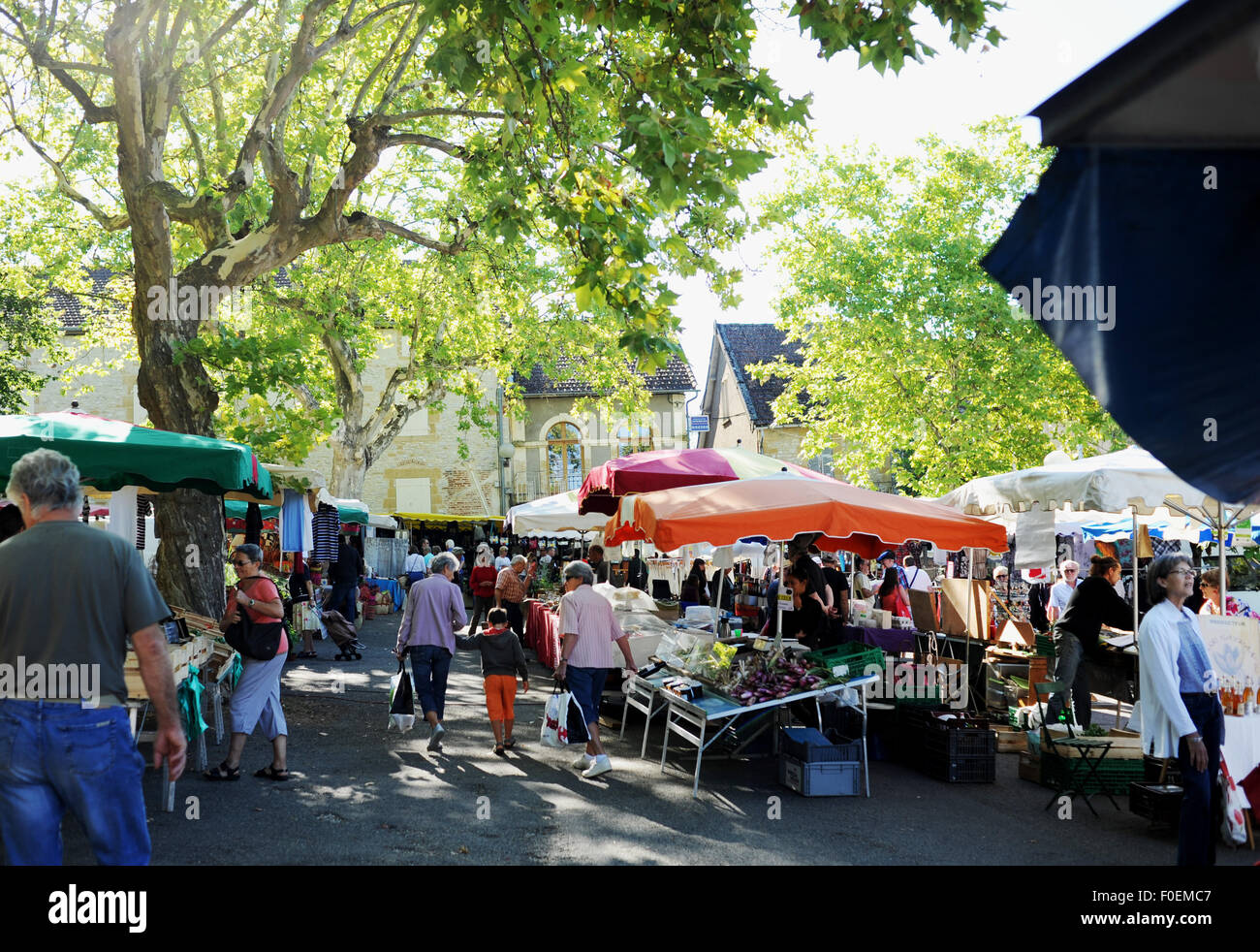 Cazals Markttag jeden Sonntag das Dorf Cazals ein kleines Dorf südwestlich von Frankreich in Le Lot Abteilung ist Stockfoto