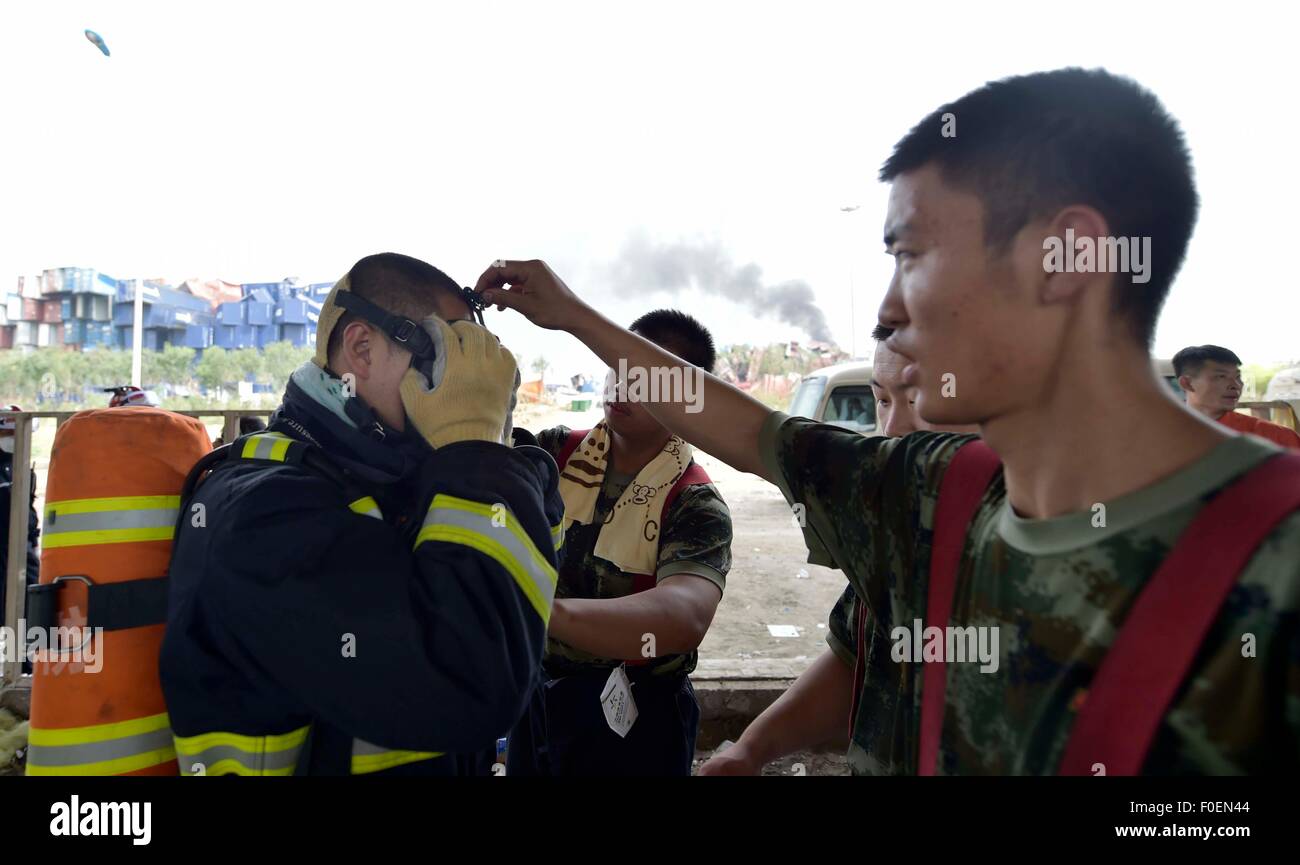 Tianjin, China. 14. August 2015. Ein Feuerwehrmann ist vor dem Betreten der Explosion Website in Tianjin, Nordchina, 14. August 2015 komplett ausgestattet. Die enorme Explosionen, die späten Mittwochabend aufgetreten ist, tötete mindestens 50 Menschen, darunter 17 Feuerwehrleute. Insgesamt 701 wurden verletzt, davon 70 noch in einem kritischen Zustand. Bildnachweis: Yue Yuewei/Xinhua/Alamy Live-Nachrichten Stockfoto