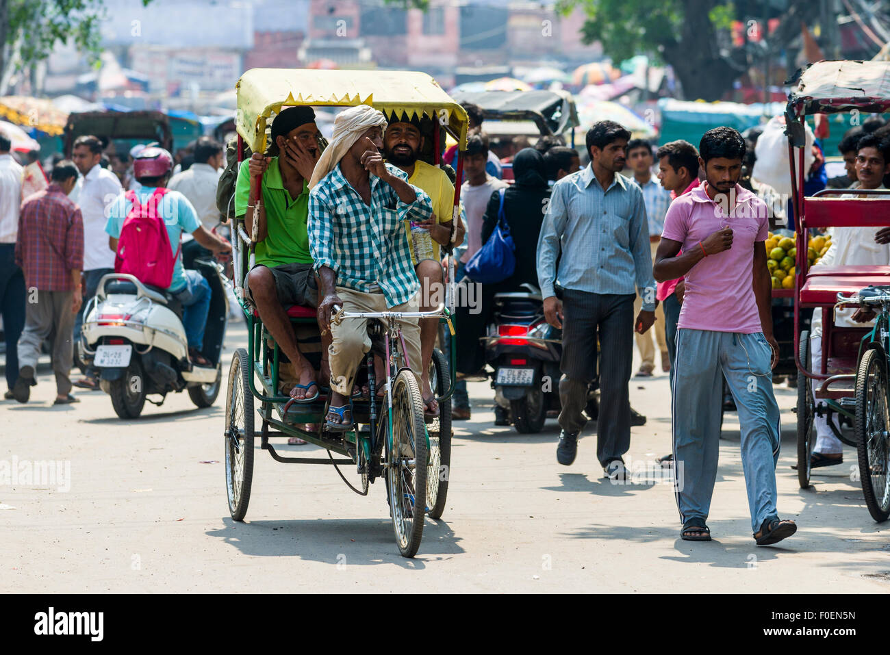Menschen und Zyklus Rickshaws sind durch die Straßen des Stadtteils Alt-Delhi, Delhi, Indien Stockfoto