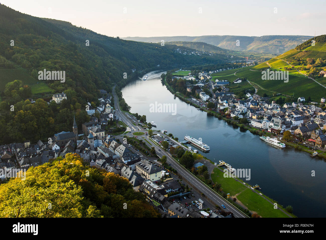 Blick über Traben-Trarbach und die Mosel, Moseltal, Rheinland-Pfalz, Deutschland Stockfoto