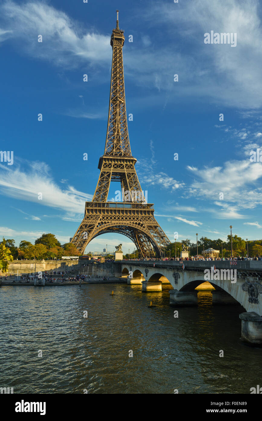 Eiffelturm mit Seineufer, Paris, Île-de-France, Frankreich Stockfoto