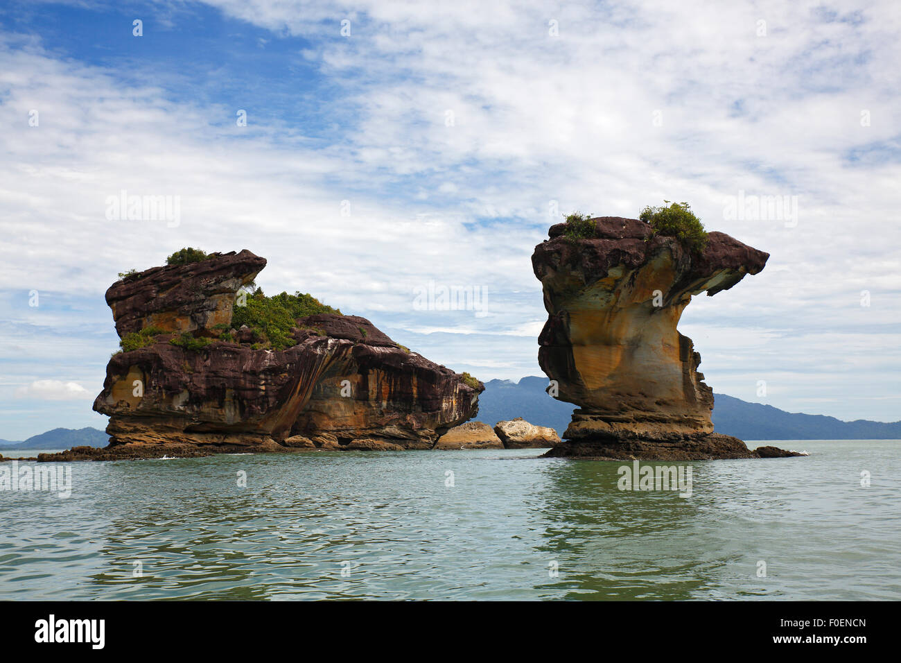 Sandstein Felsen in das Südchinesische Meer auf die Küste von Bako National Park, Sarawak, Borneo, Malaysia Stockfoto