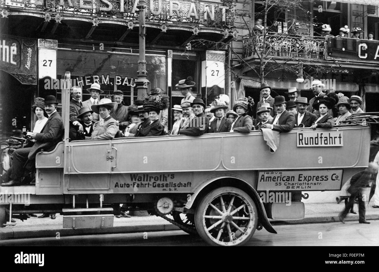 Tourismus, Touristen mit Stadtrundfahrt im Bus der Wallroths-Auto-Fahrt GmbH, Berlin, um 1910, Ansichtskarte, Zusatzrechte-Abfertigung-nicht vorhanden Stockfoto