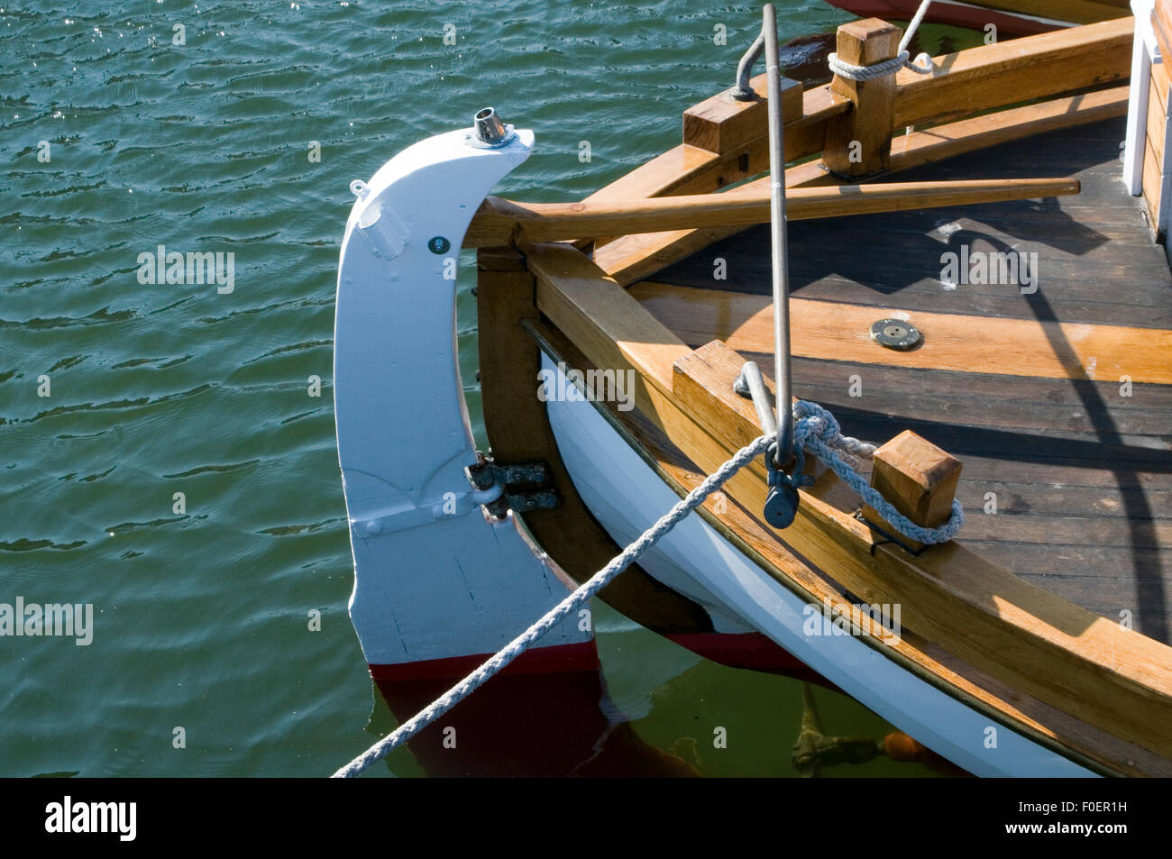 Ruder Ruder ruderlosen Schiff Boot Boote Schiffe Richtung fehlen von Steer Lenkung eine Pinne Fliesenleger Stockfoto