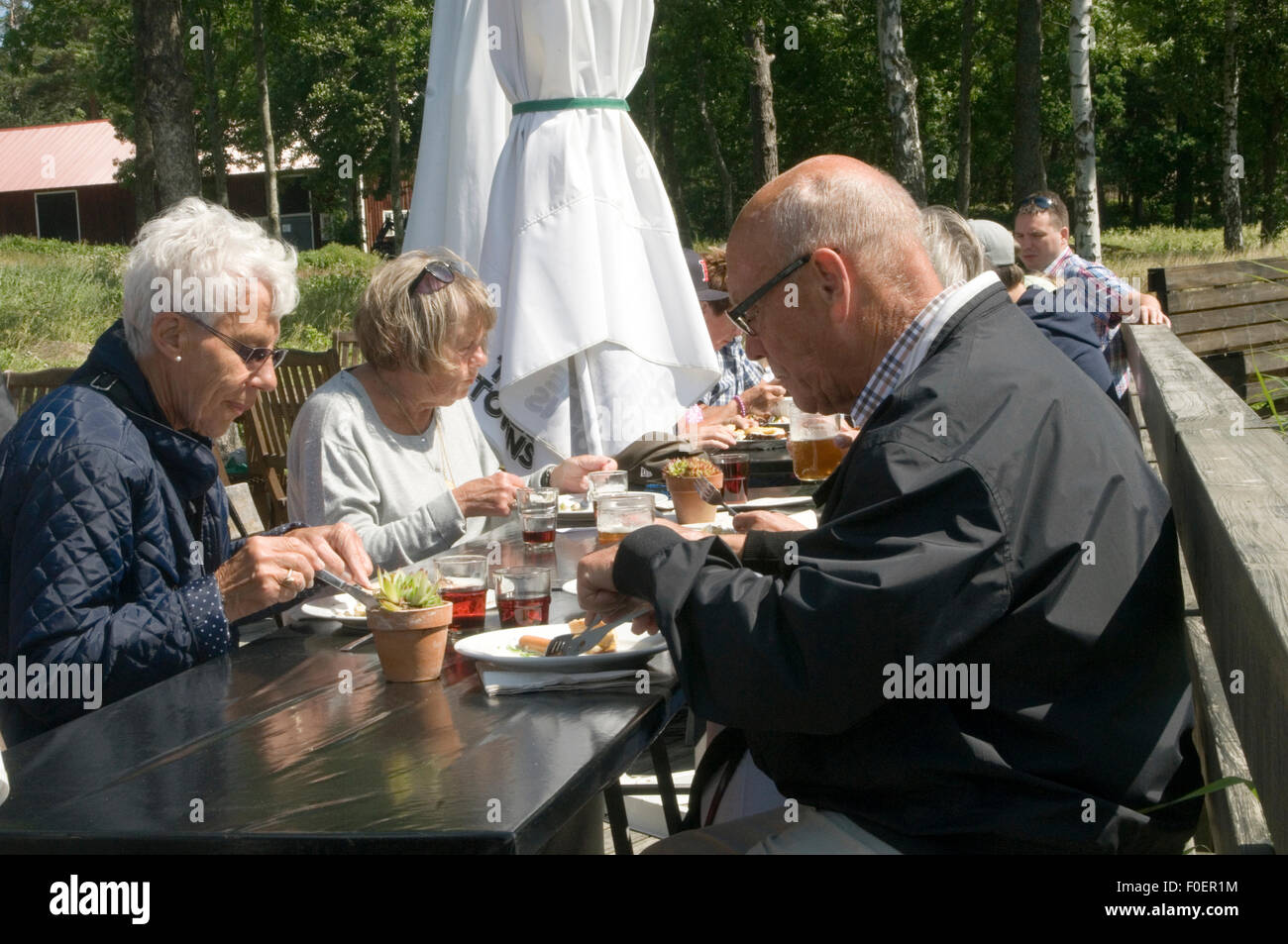 Schweden Schwedische Rentner Pensionen pension skandinavischen Staat Skandinavier Pensionierung Einkommen Mahlzeit essen Restaurant verbringen po Stockfoto