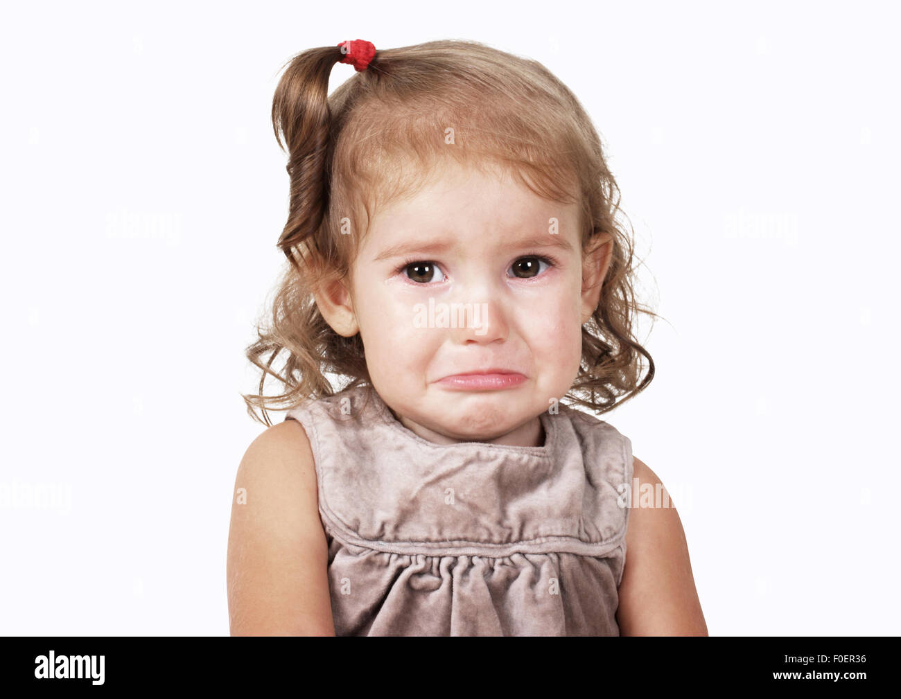 Porträt von traurig weinende Babymädchen auf weiß Stockfoto