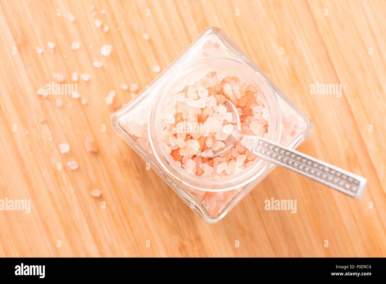 Nahaufnahme von Himalaya-Salz in Glas auf Holztisch. Essen-Stilleben. Stockfoto