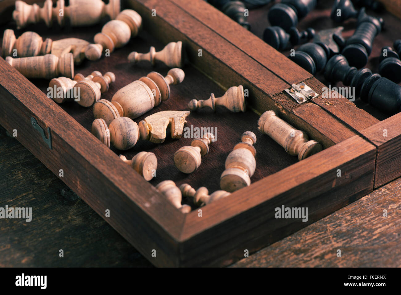 Schachfiguren in Holzkiste. Konzeptbild von Strategie und Wettbewerb. Stockfoto