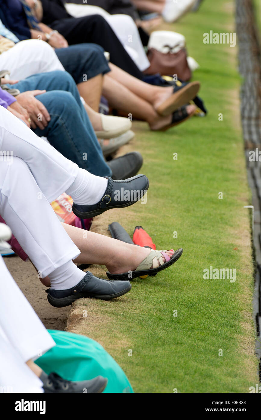 Lawn bowls Zuschauer Beine und Füße Stockfoto