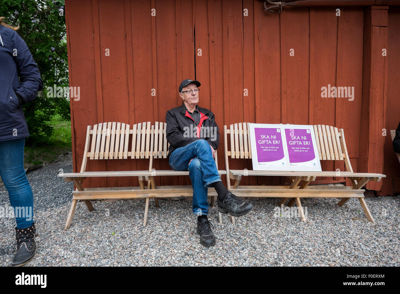 Zeichen zu sagen, "werden Sie heiraten, hinsetzen und warten dran" Stockfoto