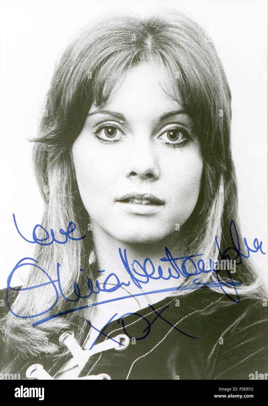 Newton-John, Olivia, * 26.9.1948, britisch-australische Sängerin und Schauspielerin, Porträt mit Autograph, 1970er Jahre, Stockfoto
