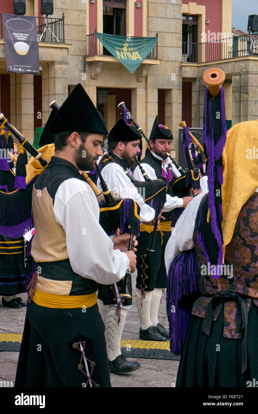 Trachten- und Dudelsack und Trommel-Musik der Region beim Cider(Cidre) Festival in Nava, Asturien, Nordspanien Stockfoto