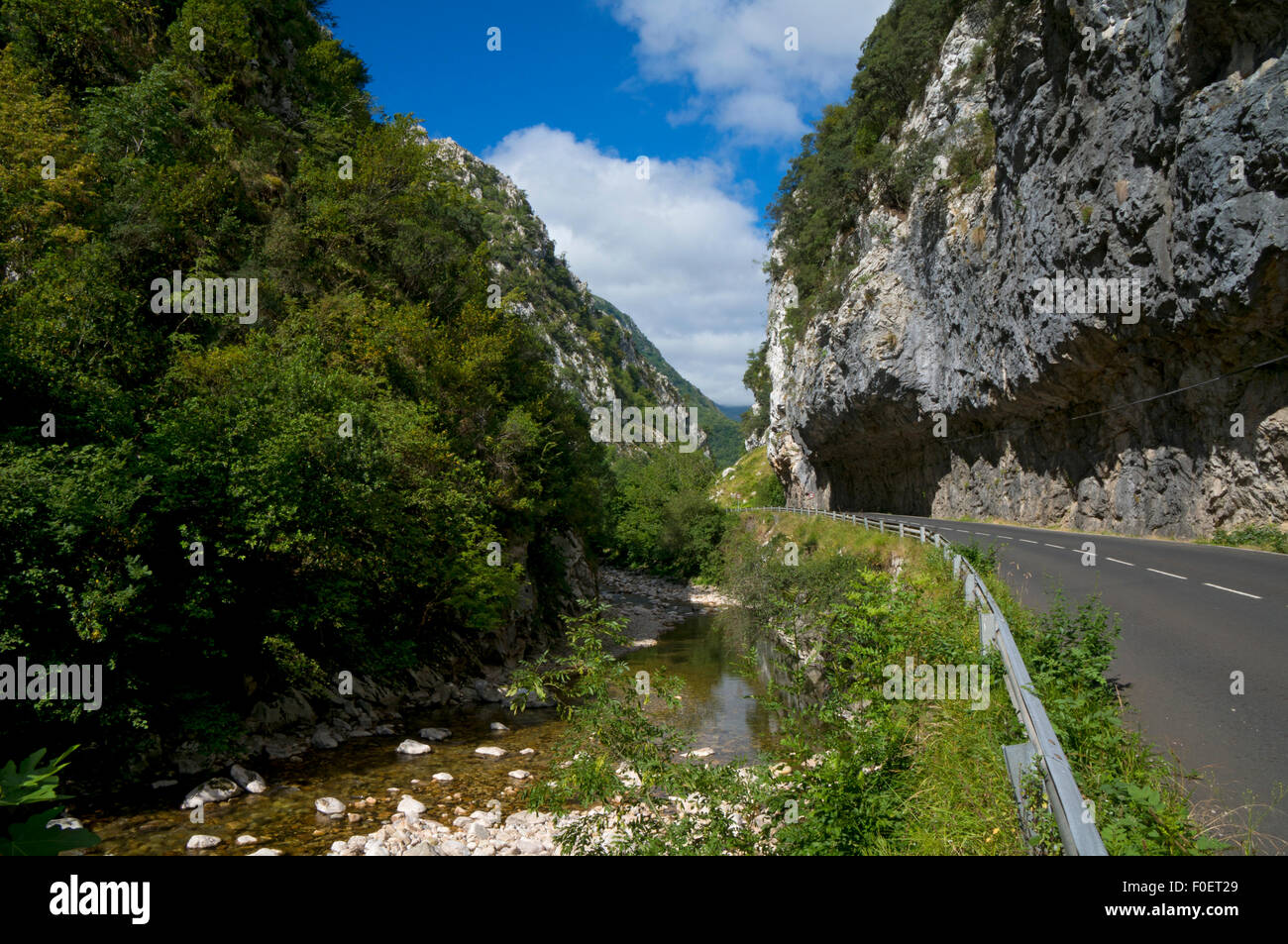 Schlucht-Straße zum Nationalpark Picos de Europa, Asturien, Nordspanien Stockfoto