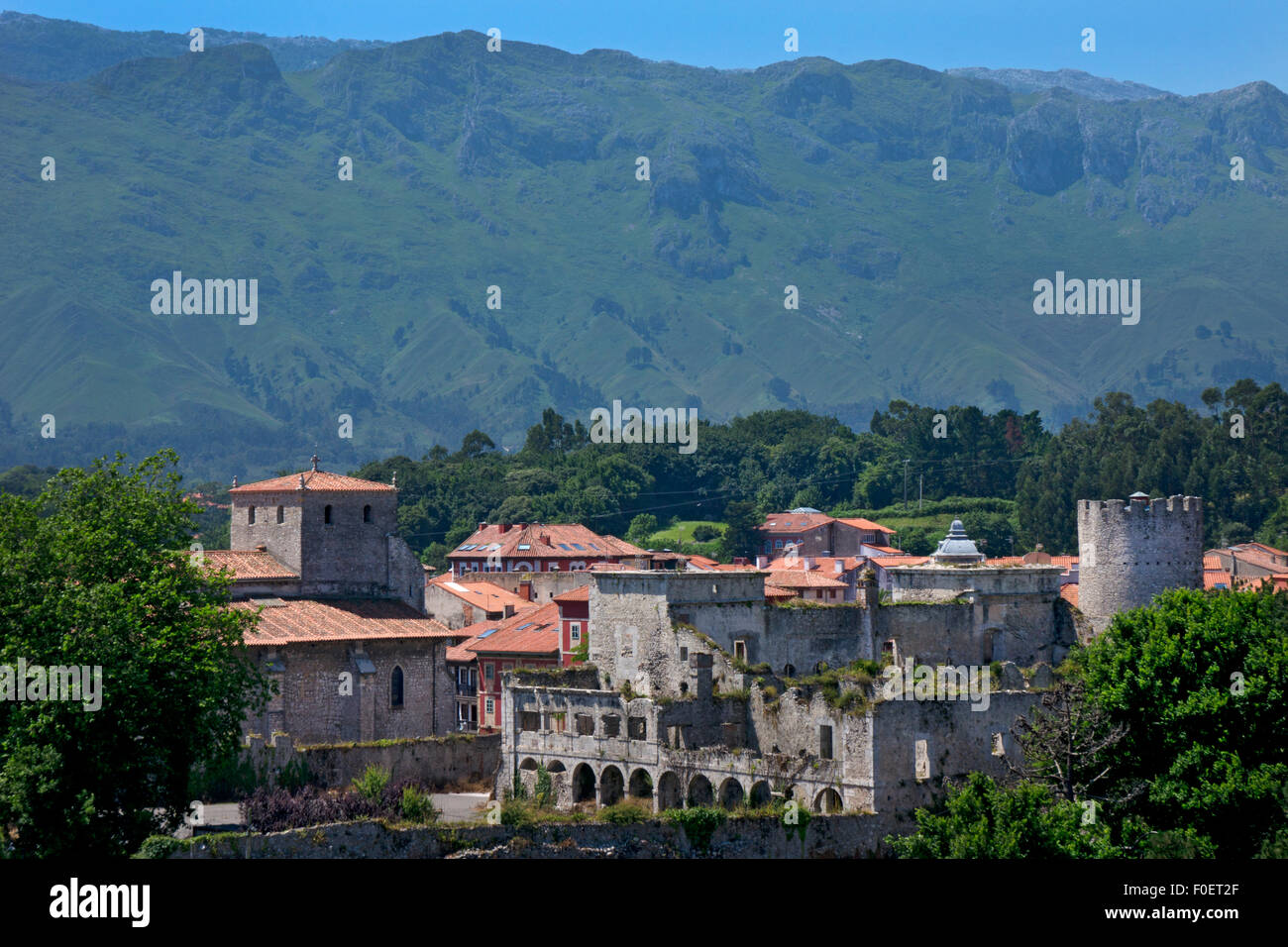 Altes Schloss und Gebäude von Llanes, Asturien, Nordspanien Stockfoto
