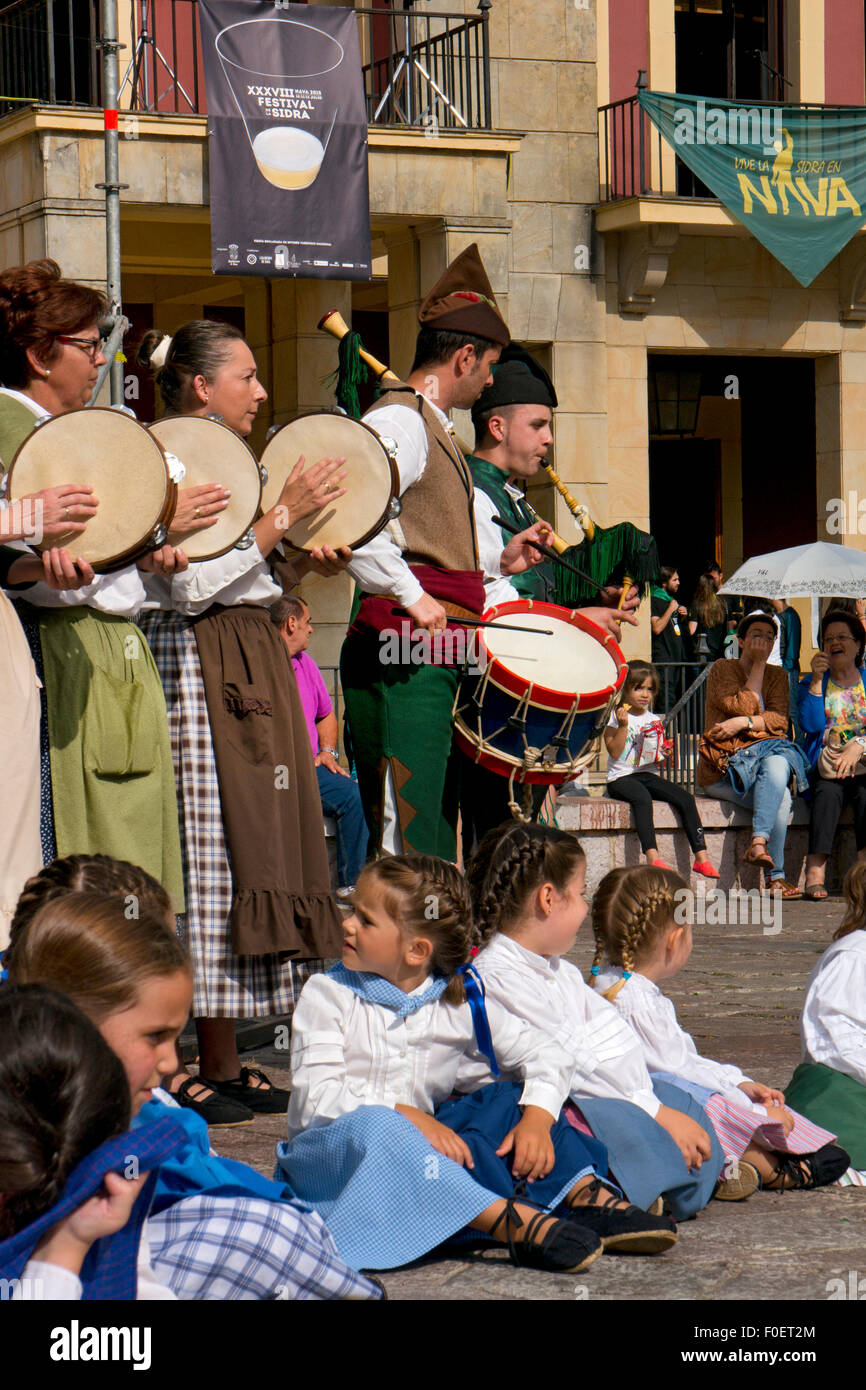 Traditionelle Kostüme und Tänzer auf dem Cidre-Festival in Nava, Asturien, Nordspanien Stockfoto
