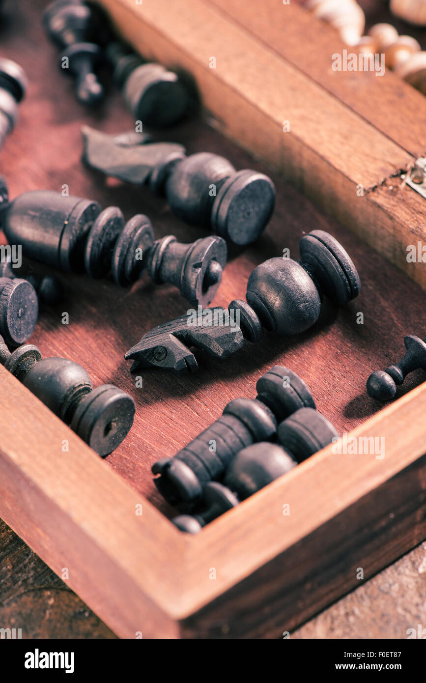 Schachfiguren in Holzkiste. Konzeptbild von Strategie und Wettbewerb. Stockfoto