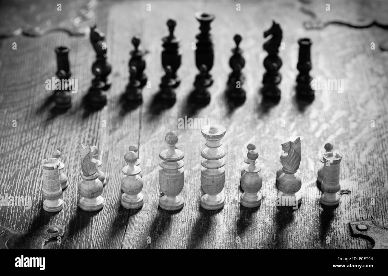 Schachfiguren aufgereiht. Konzeptbild von Strategie und Wettbewerb. Stockfoto