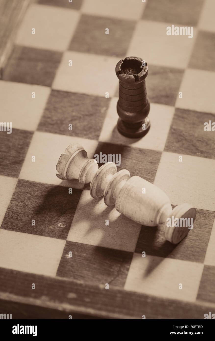 Nahaufnahme von Schachbrett mit zwei Stücken. Der König ist besiegt und das Spiel ist verloren. Stockfoto