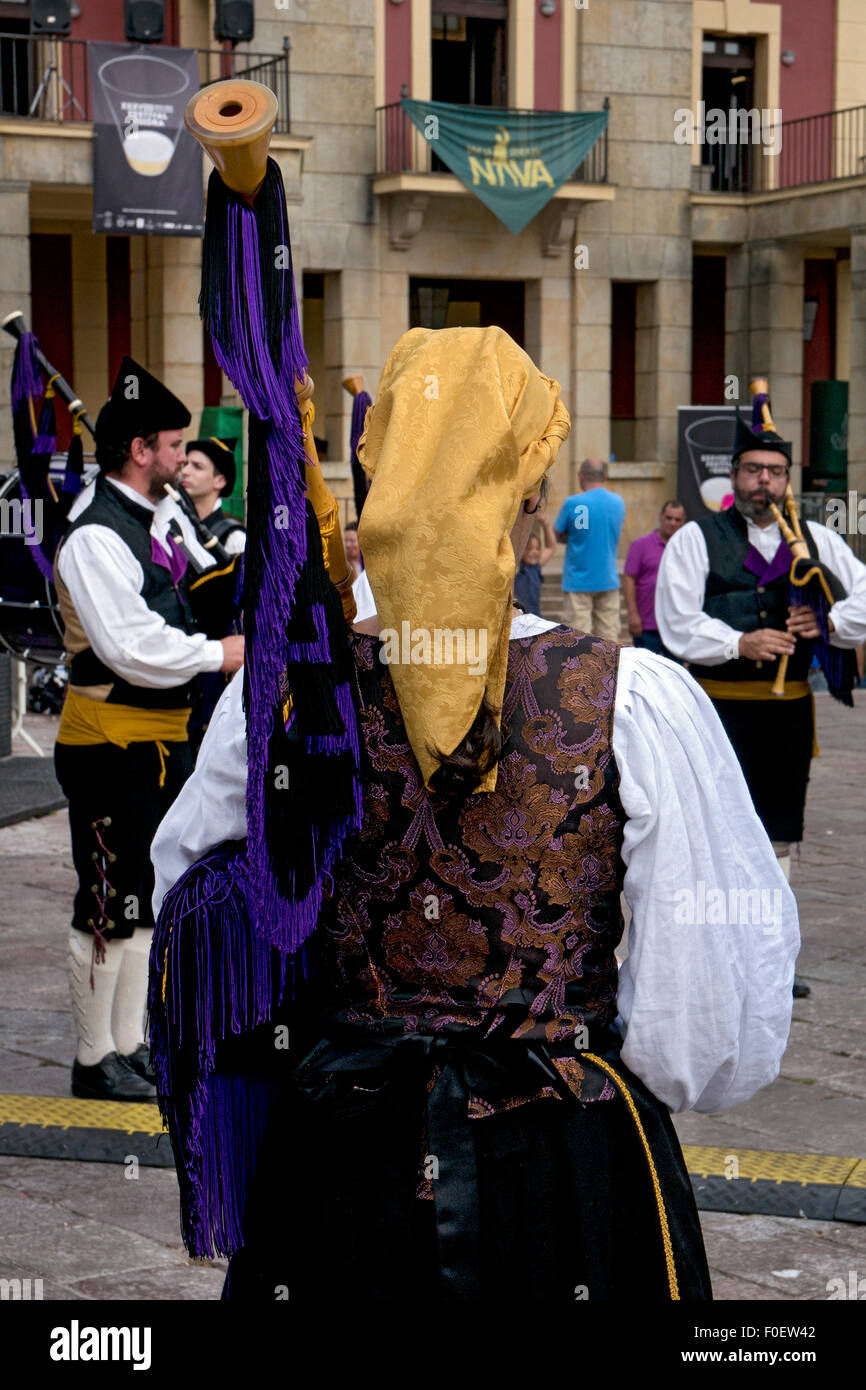 Trachten- und Dudelsack und Trommel-Musik der Region auf Cidre-Festival in Nava, Asturien, Nordspanien Stockfoto