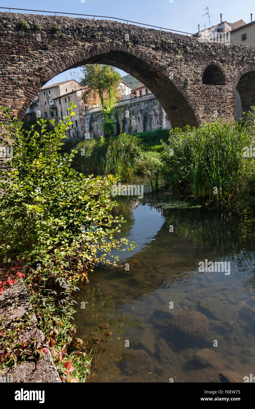 Mittelalterliche Brücke von Sant Joan Les Fonts über Fluss Fluvia. Stockfoto
