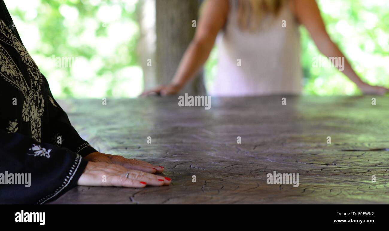 Weibliche Hände stützte sich auf eine Tabelle Stockfoto