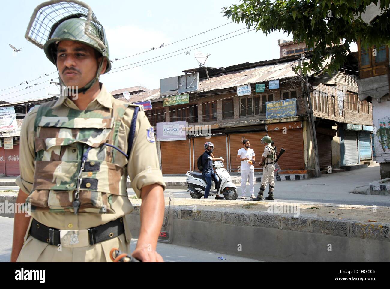 Srinagar, Kaschmir Indien kontrollierten. 14. August 2015. Eine indische paramilitärischer Soldat steht Wache während der Einschränkung in der Innenstadt von Srinagar, der Sommerhauptstadt von Indien kontrollierten Kaschmir, 14. August 2015. Behörden verhängt Ausgangssperre wie Einschränkung in vielen Teilen von Srinagar am Freitag Nachrichten berichtet. Bildnachweis: Javed Dar/Xinhua/Alamy Live-Nachrichten Stockfoto