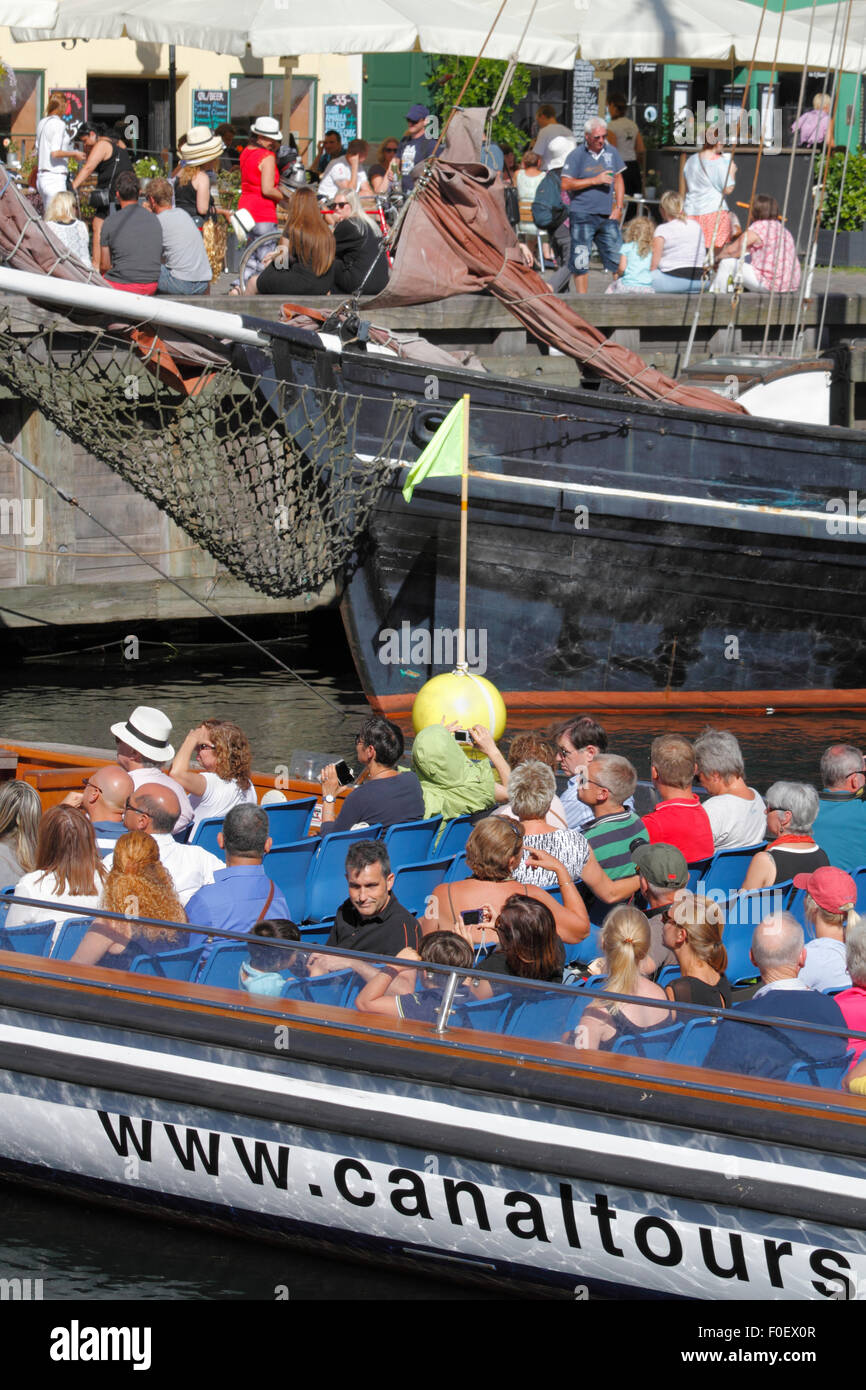 Kanal tour Boot beginnend mit einer engen Wendung in der überfüllten Nyhavn Kanal am Tag voller Touristen und Besucher einen warmen und sonnigen Sommer. Stockfoto