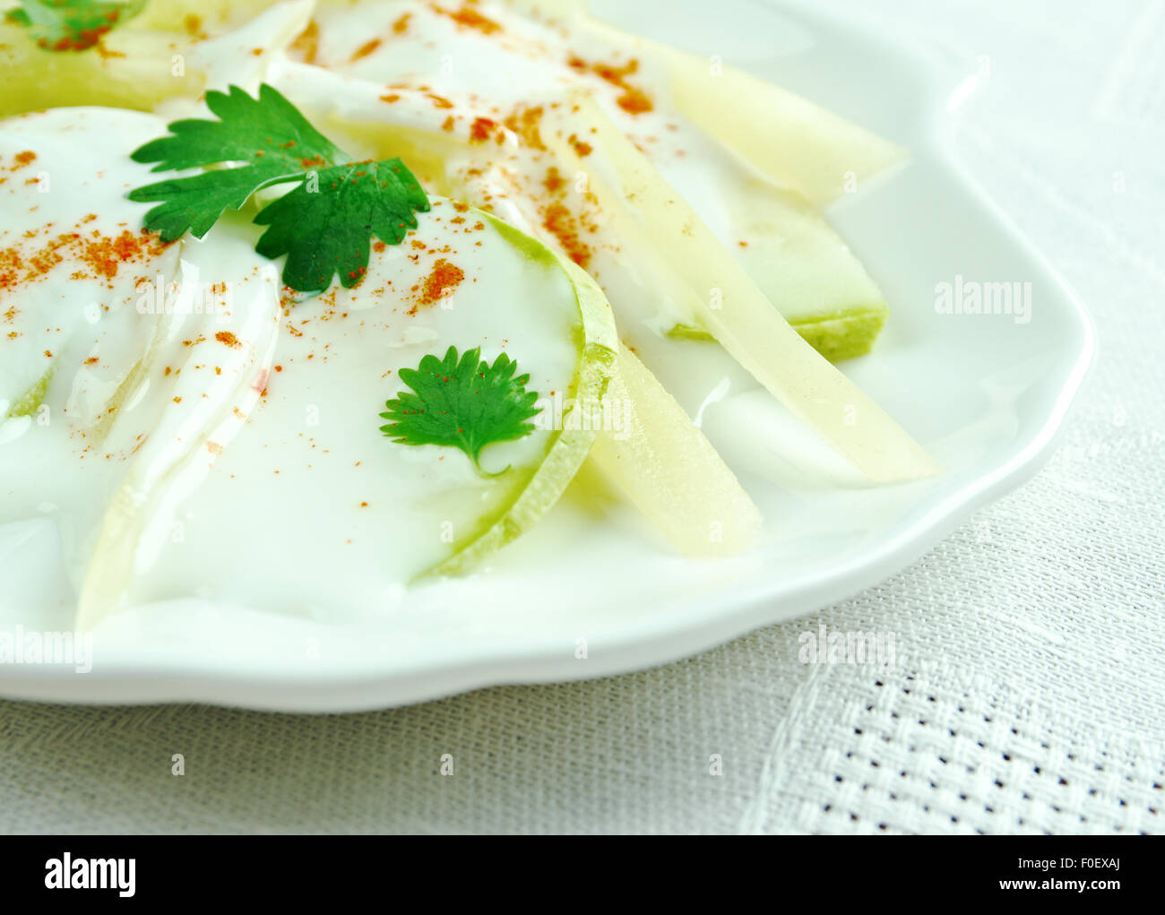 Mediterraner Salat mit Zucchini und Joghurt - Kabak Salatası. Türkische ...