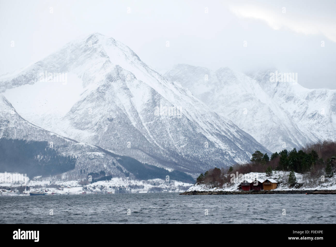 Schneebedeckte Berge im Fjord Moere Küste, Norwegen, Februar 2009 Stockfoto