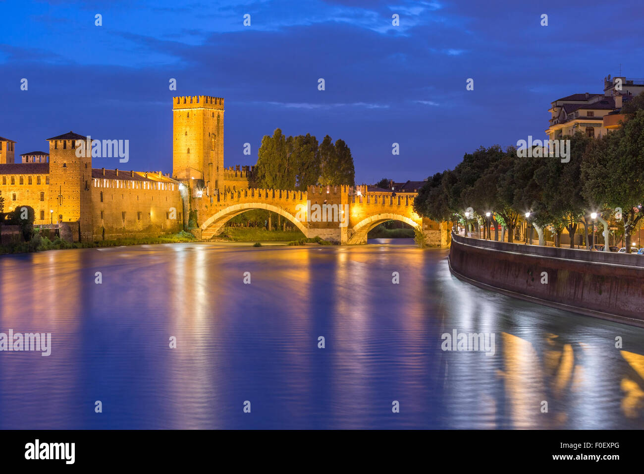 Nachtansicht des Castelvecchio in Verona, Italien. Stockfoto