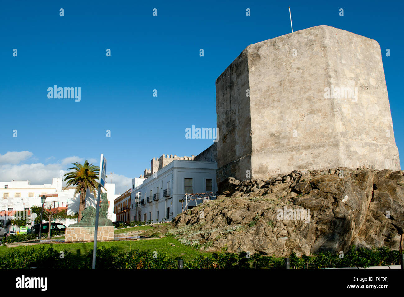 Tarifa, Spanien - anzeigen 26. Dezember 2013 auf dem modernen Teil von Tarifa und alte Castillo de Guzman Turm in Andalusien, Stockfoto