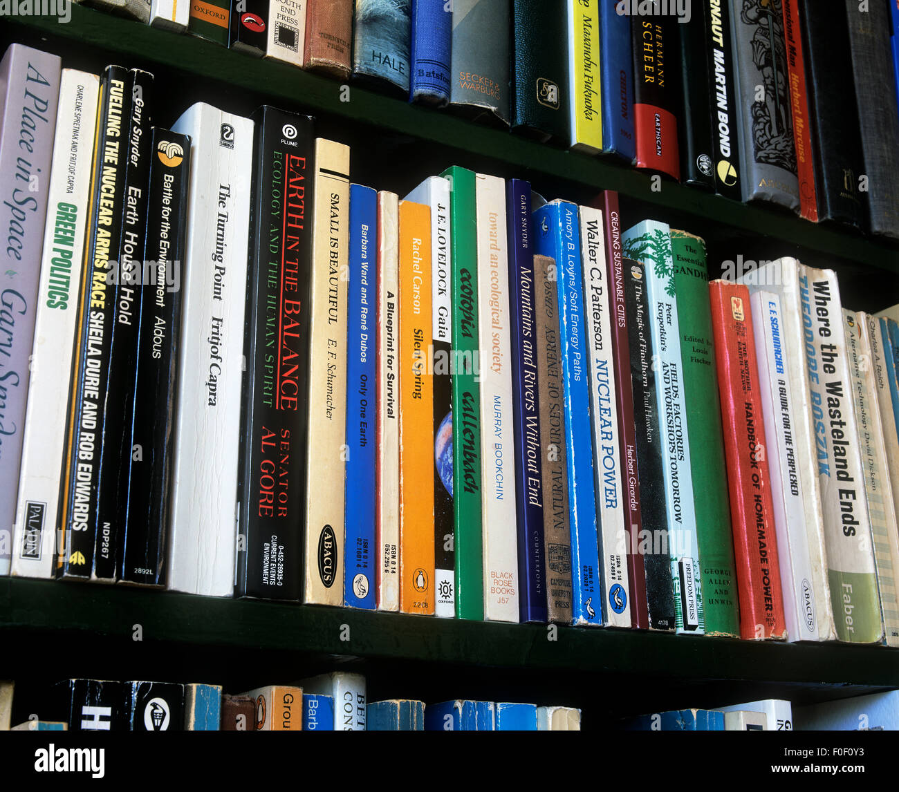 Eine Auswahl an Büchern meist über Umweltthemen und Verwandte Themen. Stockfoto